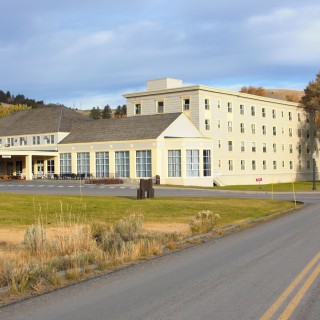 Mammoth Hot Springs Hotel and Cabins - Yellowstone-Nationalpark. - Gebäude, Hotel, Mammoth Hot Springs, Mammoth Hot Springs Hotel and Cabins - (Mammoth, Yellowstone National Park, Wyoming, Vereinigte Staaten)