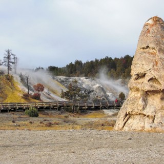 Yellowstone-Nationalpark. Liberty Cap - Mammoth Hot Springs - Yellowstone-Nationalpark. - Felsen, Lower Terraces, Mammoth Hot Springs, Liberty Cap, Thermalquelle, versiegt, Cone, Felsnadel - (Mammoth, Yellowstone National Park, Wyoming, Vereinigte Staaten)