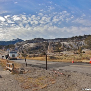 Yellowstone-Nationalpark. Mammoth Hot Springs - Yellowstone-Nationalpark. - Truck, LKW, Mammoth Hot Springs, Sinter-Terrassen - (Mammoth, Yellowstone National Park, Wyoming, Vereinigte Staaten)