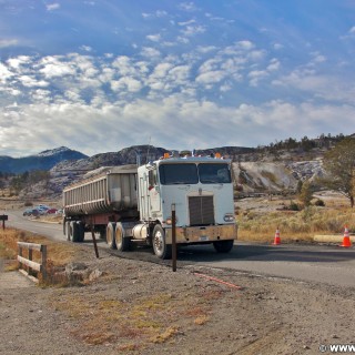 Yellowstone-Nationalpark. Mammoth Hot Springs - Yellowstone-Nationalpark. - Truck, LKW, Mammoth Hot Springs, Sinter-Terrassen - (Mammoth, Yellowstone National Park, Wyoming, Vereinigte Staaten)