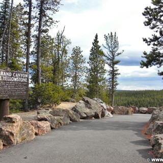 Yellowstone-Nationalpark. Grand Canyon of the Yellowstone, Zugang zum Grand View Point am North Rim - Yellowstone-Nationalpark. - Schild, Tafel, Steine, Grand View Point, North Rim Drive, Canyon Village, Grand Canyon of the Yellowstone - (Canyon Village, Yellowstone National Park, Wyoming, Vereinigte Staaten)