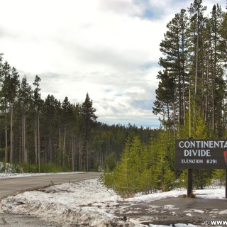 Yellowstone-Nationalpark. Continental Divide, On the Road - Yellowstone-Nationalpark. - Kontinentale Wasserscheide, Continental Divide - (West Thumb, Yellowstone National Park, Wyoming, Vereinigte Staaten)