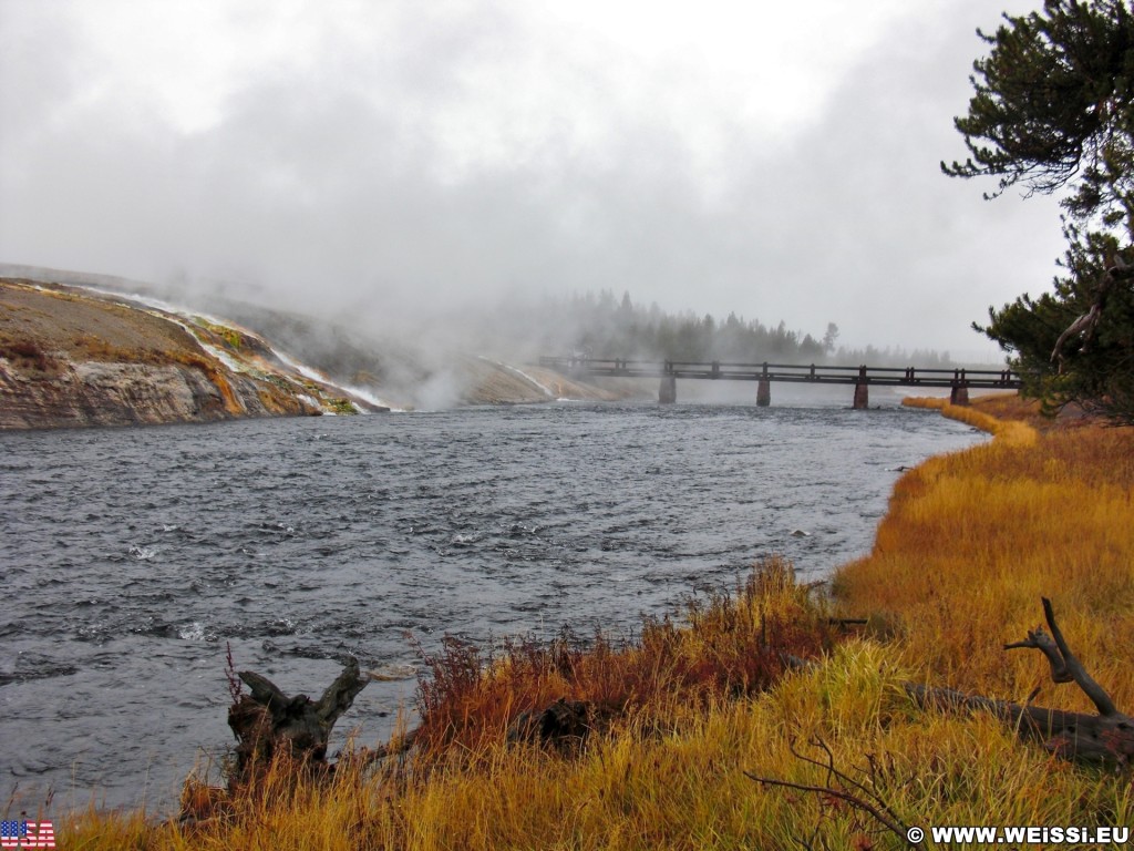 Yellowstone-Nationalpark. Vom Excelsior Geyser fließt kochendes Wasser in den Firehole River im Midway Geyser Basin. - Excelsior Geyser, Excelsior Geyser Crater, Firehole River, Midway Geyser Basin - (Riverside, Yellowstone National Park, Wyoming, Vereinigte Staaten)