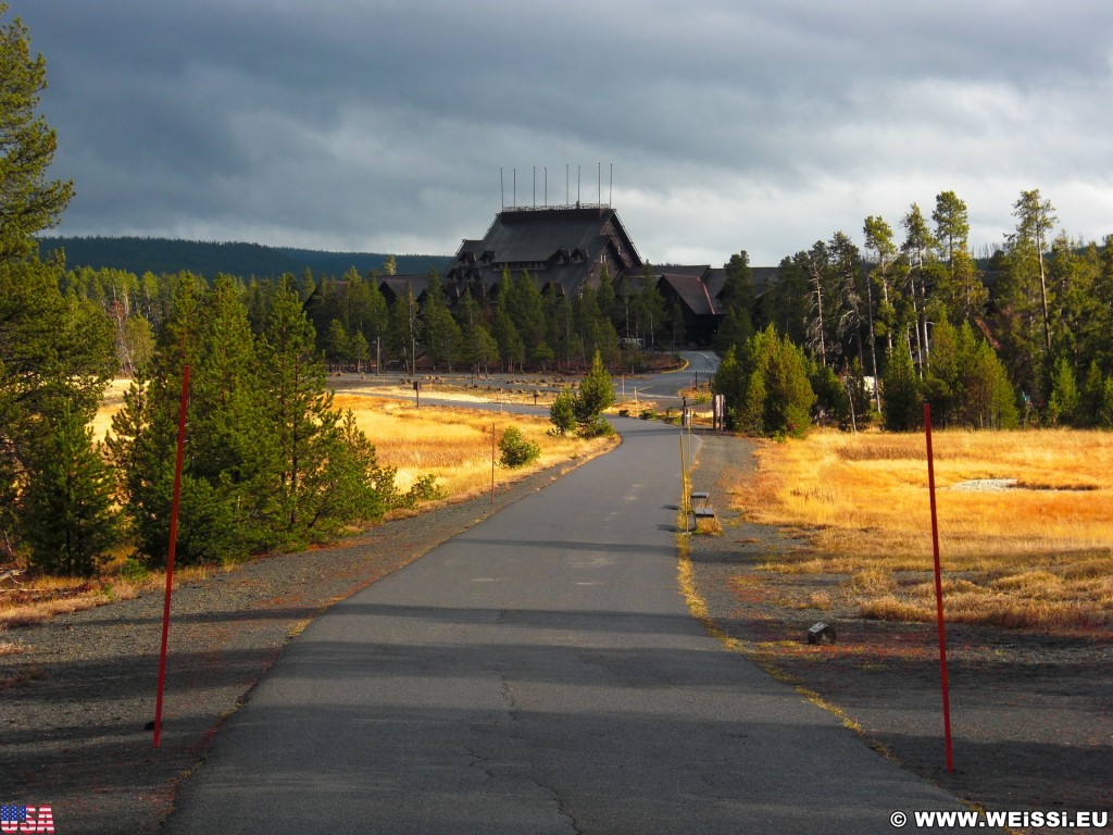 Yellowstone-Nationalpark. Old Faithful Area - South Section, Blick auf Old Faithful Inn. - Gebäude, Hotel, Upper Geyser Basin, Old Faithful Area, South Section, Upper Geyser Basin South Section, Old Faithful Inn - (Three River Junction, Yellowstone National Park, Wyoming, Vereinigte Staaten)