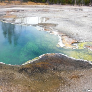 Yellowstone-Nationalpark. Abyss Pool im West Thumb Geyser Basin. - West Thumb Geyser Basin, Abyss Pool - (West Thumb, Yellowstone National Park, Wyoming, Vereinigte Staaten)