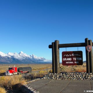 Grand-Teton-Nationalpark. Blick auf die Gebirgskette der Tetons vom South Boundary Turnout.. - Schild, Tafel, Einfahrtsschild, Panorama, Berg, Wegweiser, Truck, LKW, Lastwagen, Bergkette - (Jackson, Wyoming, Vereinigte Staaten)