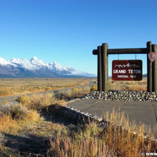 Grand-Teton-Nationalpark. Blick auf die Gebirgskette der Tetons vom South Boundary Turnout.. - Schild, Tafel, Einfahrtsschild, Panorama, Berg, Wegweiser, Bergkette - (Jackson, Wyoming, Vereinigte Staaten)