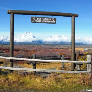 Cunningham Cabin. Reste einer Pioneerfarm im Grand-Teton-Nationalpark in der Nähe von Jackson. Hier kann man sehen, wie eine der ersten Wohnstätten dieses Tales beschaffen war. Die Nachbildung der Pierce Cunningham Cabin (Original 1895) ist über einem 0,5 km langen Fußweg zu erreichen.. - Landschaft, Panorama, Berg, Bergkette, Grand Teton, Grand-Teton-Nationalpark, Nationalpark, Gebirge, Gebirgskette, Cunningham Cabin, Pioneerfarm - (Elk, Moose, Wyoming, Vereinigte Staaten)