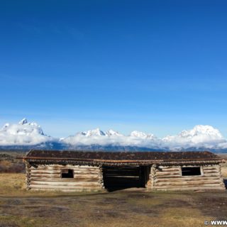 Cunningham Cabin. Reste einer Pioneerfarm im Grand-Teton-Nationalpark in der Nähe von Jackson. Hier kann man sehen, wie eine der ersten Wohnstätten dieses Tales beschaffen war. Die Nachbildung der Pierce Cunningham Cabin (Original 1895) ist über einem 0,5 km langen Fußweg zu erreichen.. - Landschaft, Panorama, Berg, Bergkette, Holzhütte, Grand Teton, Grand-Teton-Nationalpark, Nationalpark, Gebirge, Gebirgskette, Cunningham Cabin, Pioneerfarm - (Elk, Moose, Wyoming, Vereinigte Staaten)