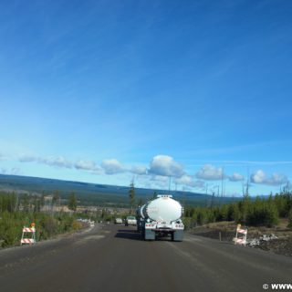 On the Road. Südeinfahrt Yellowstone-Nationalpark. - Landschaft, Truck, LKW, On the Road, Lastwagen - (Colter Bay Village, Moran, Wyoming, Vereinigte Staaten)