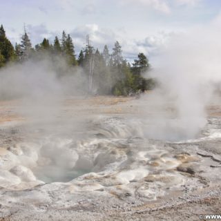 Yellowstone-Nationalpark. Spasmodic Geyser in der Old Faithful Area - Upper Geyser Basin South Section. - Old Faithful Area, Upper Geyser Basin South Section, Spasmodic Geyser - (Three River Junction, Yellowstone National Park, Wyoming, Vereinigte Staaten)