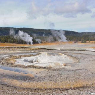 Yellowstone-Nationalpark. Sawmill Geyser in der Old Faithful Area - Upper Geyser Basin South Section. - Old Faithful Area, Upper Geyser Basin South Section, Sawmill Geyser - (Three River Junction, Yellowstone National Park, Wyoming, Vereinigte Staaten)