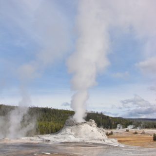 Yellowstone-Nationalpark. Castle Geyser in der Old Faithful Area - Upper Geyser Basin South Section. - Old Faithful Area, Upper Geyser Basin South Section, Castle Geyser - (Three River Junction, Yellowstone National Park, Wyoming, Vereinigte Staaten)