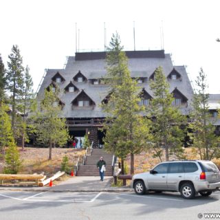 Yellowstone-Nationalpark. Old Faithful Inn in der Old Faithful Area - Upper Geyser Basin South Section. - Hotel, Unterkunft, Old Faithful Area, Upper Geyser Basin South Section, Old Faithful Inn - (Three River Junction, Yellowstone National Park, Wyoming, Vereinigte Staaten)