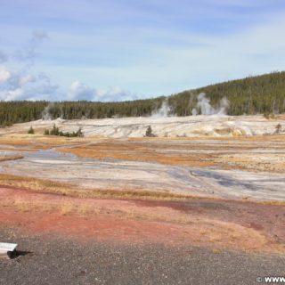 Yellowstone-Nationalpark. Geyser Hill gesehen vom Zugang zum Old Faithful in der Old Faithful Area - Upper Geyser Basin South Section. - Old Faithful Area, Upper Geyser Basin South Section, Geyser Hill - (Three River Junction, Yellowstone National Park, Wyoming, Vereinigte Staaten)