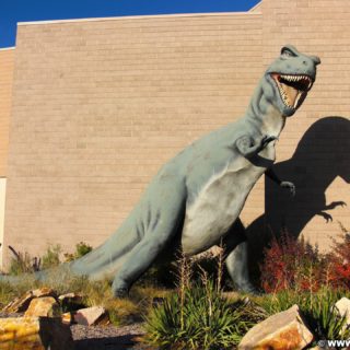 Vernal - Dinoland. T-Rex im State Park Museum von Vernal. - Tier, Skulptur, Statue, Dinosaurier, Tyrannosaurus rex, T-Rex, Coelurosauria, Tyrannosaurus - (Vernal, Utah, Vereinigte Staaten)