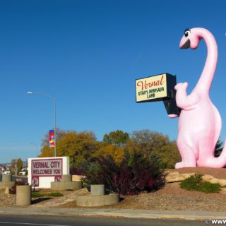 Vernal - Dinoland. Dinah the Pink Dinosaur ist eine Statue aus Fiberglas und gleichzeit ein Willkommensschild an der Osteinfahrt in Vernal. Die Skulptur wiegt 1905 kg.. - Tier, Skulptur, Statue, Dinosaurier, Dinah the Pink Dinosaur, Pink - (Vernal, Utah, Vereinigte Staaten)