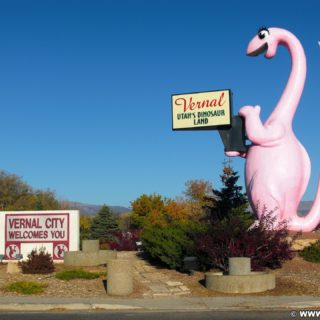 Vernal - Dinoland. Dinah the Pink Dinosaur ist eine Statue aus Fiberglas und gleichzeit ein Willkommensschild an der Osteinfahrt in Vernal. Die Skulptur wiegt 1905 kg.. - Tier, Skulptur, Statue, Dinosaurier, Dinah the Pink Dinosaur, Pink - (Vernal, Utah, Vereinigte Staaten)