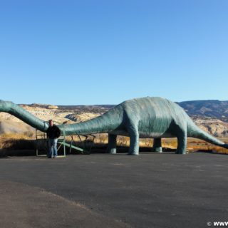 Dinosaur National Monument. Skulptur eines Brontosaurus am Eingang zum Dinosaur National Monument. - Tier, Skulptur, Statue, Dinosaurier, Sauropoden, Brontosaurus, Donnerechse - WEISSINGER Andreas - (Jensen, Utah, Vereinigte Staaten)