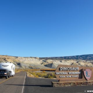 Dinosaur National Monument. Entering Dinosaur National Monument.... - Auto, Schild, Landschaft, Tafel, Ankünder, Einfahrtsschild, Panorama, Einfahrt, Pickup, KFZ, Anhänger - (Jensen, Utah, Vereinigte Staaten)