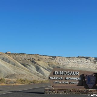 Dinosaur National Monument. Entering Dinosaur National Monument.... - Schild, Tafel, Ankünder, Einfahrtsschild, Einfahrt - WEISSINGER Andreas - (Jensen, Utah, Vereinigte Staaten)