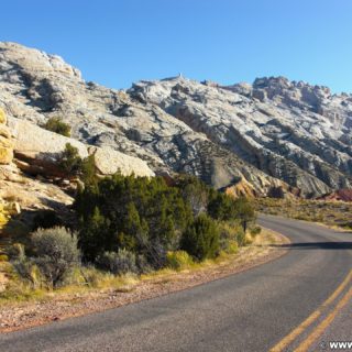 Dinosaur National Monument. On the Road. - Strasse, Landschaft, Panorama, Berge, Büsche, Felsformationen, Split Mountain Group - (Jensen, Utah, Vereinigte Staaten)