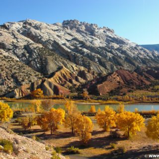 Dinosaur National Monument. Split Mountain Group Campground am Ufer des Green River. - Landschaft, Bäume, Panorama, Fluss, Campingplatz, Wasser, Berge, Green River, Herbst, Laub, Split Mountain - (Jensen, Utah, Vereinigte Staaten)