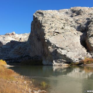 Dinosaur National Monument. Split Mountain Group Campground am Ufer des Green River. - Felsen, Fluss, Berge, Green River, Split Mountain Campground - (Jensen, Utah, Vereinigte Staaten)