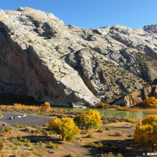 Dinosaur National Monument. Split Mountain Group Campground am Ufer des Green River. - Landschaft, Bäume, Panorama, Fluss, Campingplatz, Wasser, Berge, Green River, Herbst, Laub, Split Mountain - (Jensen, Utah, Vereinigte Staaten)