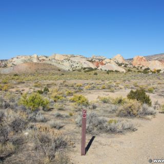 Dinosaur National Monument. Ausgangspunkt zum Sound of Silence Rundwanderweg. - Landschaft, Panorama, Weg, Berge, Sandsteinformation, Sound of Silence Trailhead, Wanderweg - (Jensen, Utah, Vereinigte Staaten)