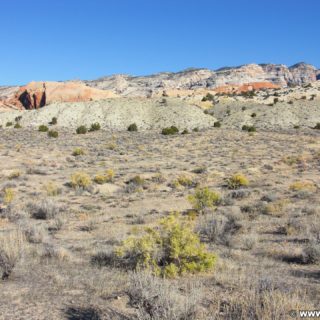 Dinosaur National Monument. Ausgangspunkt zum Sound of Silence Rundwanderweg. - Landschaft, Panorama, Weg, Berge, Sandsteinformation, Sound of Silence Trailhead, Wanderweg - (Jensen, Utah, Vereinigte Staaten)