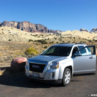 Dinosaur National Monument. Ausgangspunkt zum Sound of Silence Rundwanderweg. - Auto, Landschaft, Panorama, Weg, GMC Terrain, Berge, KFZ, Sandsteinformation, Sound of Silence Trailhead, Wanderweg - (Jensen, Utah, Vereinigte Staaten)