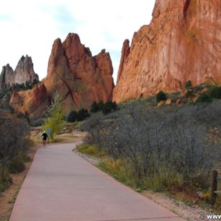 Garden of the Gods - Central Garden Trail. Am Central Garden Trail finden sich viele schöne Motive. Hier im Bild: Kindergarten- und South Gateway Rock. - Sehenswürdigkeit, Sandstein, Sandsteinformationen, Park, Weg, Ausflugsziel, Garten der Götter, Naturpark, sehenswert, Kindergarten Rock, South Gateway Rock, Central Garden Trail, Läufer - (Glen Eyrie, Colorado Springs, Colorado, Vereinigte Staaten)