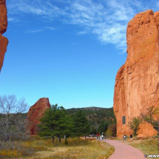 Garden of the Gods - Central Garden Trail. Am Central Garden Trail finden sich viele schöne Motive. Hier im Bild: Sentinel Rock. - Sehenswürdigkeit, Felsformation, Sandstein, Sandsteinformationen, Park, Sandsteinformation, Ausflugsziel, Garten der Götter, Naturpark, sehenswert, Central Garden Trail, Sentinel Rock - (Glen Eyrie, Colorado Springs, Colorado, Vereinigte Staaten)