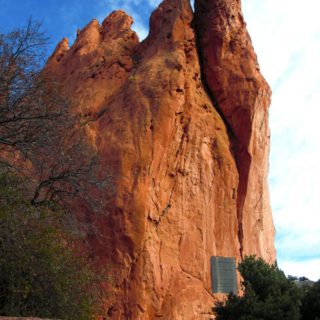 Garden of the Gods - Central Garden Trail. Am Central Garden Trail finden sich viele schöne Motive. Hier im Bild: Eine Gedenktafel an den Gönner der Parkanlage mit folgender Aufschrift: The Garden of the Gods given to the City of Colorado Springs in 1909 by the children of Charles Elliott Perkins in fulfilment of his wish that it be kept forever free to the public.. - Schild, Sehenswürdigkeit, Tafel, Gedenktafel, Sandstein, Sandsteinformationen, Park, Ausflugsziel, Garten der Götter, Naturpark, sehenswert, Central Garden Trail - (Glen Eyrie, Colorado Springs, Colorado, Vereinigte Staaten)