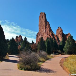 Garden of the Gods - Central Garden Trail. Am Central Garden Trail finden sich viele schöne Motive. Hier im Bild die Cathedral Spires. - Sehenswürdigkeit, Felsformation, Sandstein, Sandsteinformationen, Park, Sandsteinformation, Ausflugsziel, Garten der Götter, Naturpark, sehenswert, Central Garden Trail, Cathedral Spires - (Glen Eyrie, Colorado Springs, Colorado, Vereinigte Staaten)