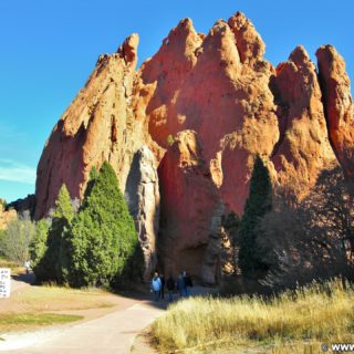 Garden of the Gods - Central Garden Trail. Am Central Garden Trail finden sich viele schöne Motive. Hier im Bild: North Gateway- und Sentinel Rock.. - Sehenswürdigkeit, Sandstein, Sandsteinformationen, Park, Ausflugsziel, Garten der Götter, Naturpark, sehenswert, North Gateway Rock, Central Garden Trail, Sentinel Rock - (Glen Eyrie, Colorado Springs, Colorado, Vereinigte Staaten)