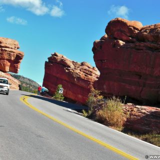 Garden of the Gods. Balanced Rock ist eine natürlich vorkommende geologische Formation und daher ein beliebtes Fotomotiv. - Strasse, Auto, Sehenswürdigkeit, Felsformation, Sandstein, Sandsteinformationen, Steine, Balanced Rock, Park, KFZ, Sandsteinformation, Ausflugsziel, Garten der Götter, Naturpark, sehenswert - (Manitou Springs, Colorado, Vereinigte Staaten)