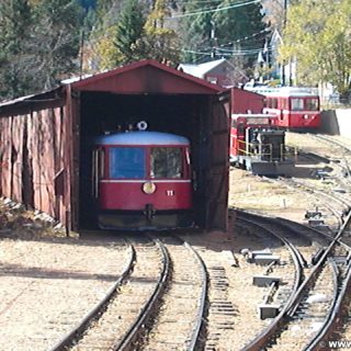 Manitou and Pikes Peak Railway. Eine Fahrt mit der Manitou and Pikes Peak Cog Railway auf den 4301m hohen Hausberg der Stadt endet mit einem spektakulären Rundumblick über die Rockies. Alternativ führt auch eine Autostraße auf den Gipfel.. - Eisenbahn, Pikes Peak, Bahn, Manitou and Pikes Peak Railway, Pikes Peak Cog Railway, Zahnradbahn - (Manitou Springs, Colorado, Vereinigte Staaten)