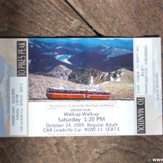 Manitou and Pikes Peak Railway. Eine Fahrt mit der Manitou and Pikes Peak Cog Railway auf den 4301m hohen Hausberg der Stadt endet mit einem spektakulären Rundumblick über die Rockies. Alternativ führt auch eine Autostraße auf den Gipfel.. - Eisenbahn, Pikes Peak, Bahn, Manitou and Pikes Peak Railway, Pikes Peak Cog Railway, Zahnradbahn - (Manitou Springs, Colorado, Vereinigte Staaten)