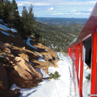 Manitou and Pikes Peak Railway. Eine Fahrt mit der Manitou and Pikes Peak Cog Railway auf den 4301m hohen Hausberg der Stadt endet mit einem spektakulären Rundumblick über die Rockies. Alternativ führt auch eine Autostraße auf den Gipfel.. - Eisenbahn, Pikes Peak, Bahn, Manitou and Pikes Peak Railway, Pikes Peak Cog Railway, Zahnradbahn - (Old Mountain View (historical), Cascade, Colorado, Vereinigte Staaten)