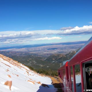 Manitou and Pikes Peak Railway. Eine Fahrt mit der Manitou and Pikes Peak Cog Railway auf den 4301m hohen Hausberg der Stadt endet mit einem spektakulären Rundumblick über die Rockies. Alternativ führt auch eine Autostraße auf den Gipfel.. - Eisenbahn, Pikes Peak, Bahn, Manitou and Pikes Peak Railway, Pikes Peak Cog Railway, Zahnradbahn - (Old Mountain View (historical), Cascade, Colorado, Vereinigte Staaten)