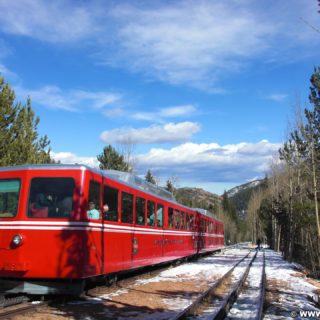 Manitou and Pikes Peak Railway. Eine Fahrt mit der Manitou and Pikes Peak Cog Railway auf den 4301m hohen Hausberg der Stadt endet mit einem spektakulären Rundumblick über die Rockies. Alternativ führt auch eine Autostraße auf den Gipfel.. - Eisenbahn, Pikes Peak, Bahn, Manitou and Pikes Peak Railway, Pikes Peak Cog Railway, Zahnradbahn - (Old Mountain View (historical), Cascade, Colorado, Vereinigte Staaten)