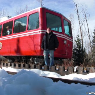 Manitou and Pikes Peak Railway. Eine Fahrt mit der Manitou and Pikes Peak Cog Railway auf den 4301m hohen Hausberg der Stadt endet mit einem spektakulären Rundumblick über die Rockies. Alternativ führt auch eine Autostraße auf den Gipfel.. - Eisenbahn, Pikes Peak, Bahn, Manitou and Pikes Peak Railway, Pikes Peak Cog Railway, Zahnradbahn - WEISSINGER Andreas - (Old Mountain View (historical), Cascade, Colorado, Vereinigte Staaten)