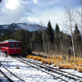 Manitou and Pikes Peak Railway. Eine Fahrt mit der Manitou and Pikes Peak Cog Railway auf den 4301m hohen Hausberg der Stadt endet mit einem spektakulären Rundumblick über die Rockies. Alternativ führt auch eine Autostraße auf den Gipfel.. - Eisenbahn, Pikes Peak, Bahn, Manitou and Pikes Peak Railway, Pikes Peak Cog Railway, Zahnradbahn - (Old Mountain View (historical), Cascade, Colorado, Vereinigte Staaten)