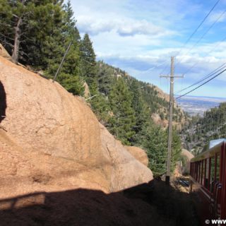 Manitou and Pikes Peak Railway. Eine Fahrt mit der Manitou and Pikes Peak Cog Railway auf den 4301m hohen Hausberg der Stadt endet mit einem spektakulären Rundumblick über die Rockies. Alternativ führt auch eine Autostraße auf den Gipfel.. - Eisenbahn, Pikes Peak, Bahn, Manitou and Pikes Peak Railway, Pikes Peak Cog Railway, Zahnradbahn - (Midway, Cascade, Colorado, Vereinigte Staaten)