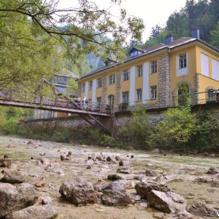 Ötschergräben - Stierwaschboden, Kraftwerk Wienerbruck. Das Kraftwerk Wienerbruck ist das erste Wasserkraftwerk der EVN. Es versorgt unter anderem seit mehr als 100 Jahren die Mariazellerbahn mit Strom.. - Gebäude, Ötschergräben, Stierwaschboden, EVN, Kraftwerk, Kraftwerk Wienerbruck, Speicherkraftwerk, Wasserkraftwerk - (Wienerbruck, Josefsrotte, Niederösterreich, Österreich)