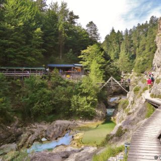 Ötschergräben - Der Grand Canyon Niederösterreichs, Ötscherhias. Die Einkehr bei der Jausenstation Ötscherhias ist Pflicht! - Leider muss man aufgrund von Behördenauflagen (Errichtung einer Kläranlage aus Umweltschutz-Gründen) zukünftig auf Gulaschsuppe und Eierspeise verzichten. :-(. - Gebäude, Haus, Hütte, Holzhütte, Ötschergräben, Vordere Ötschergräben, Bewirtung, Gasthaus, Gasthof, Jausenstation - (Hagen, Mitterbach-Seerotte, Niederösterreich, Österreich)