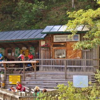 Ötschergräben - Der Grand Canyon Niederösterreichs, Ötscherhias. Die Einkehr bei der Jausenstation Ötscherhias ist Pflicht! - Leider muss man aufgrund von Behördenauflagen (Errichtung einer Kläranlage aus Umweltschutz-Gründen) zukünftig auf Gulaschsuppe und Eierspeise verzichten. :-(. - Gebäude, Haus, Hütte, Holzhütte, Ötschergräben, Vordere Ötschergräben, Bewirtung, Gasthaus, Gasthof, Jausenstation - (Hagen, Mitterbach-Seerotte, Niederösterreich, Österreich)