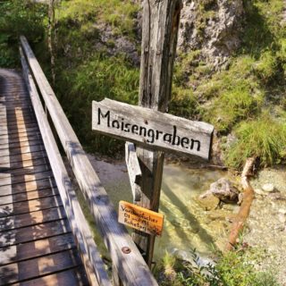 Ötschergräben - Der Grand Canyon Niederösterreichs. Am Weg durch die hinteren Ötschergräben sind die Schluchten, Felsformationen und die Landschaft fast noch eindrucksvoller!. - Brücke, Schild, Tafel, Wasser, Bach, Ötschergräben, Hintere Ötschergräben, Maisengraben - (Hagen, Mitterbach-Seerotte, Niederösterreich, Österreich)